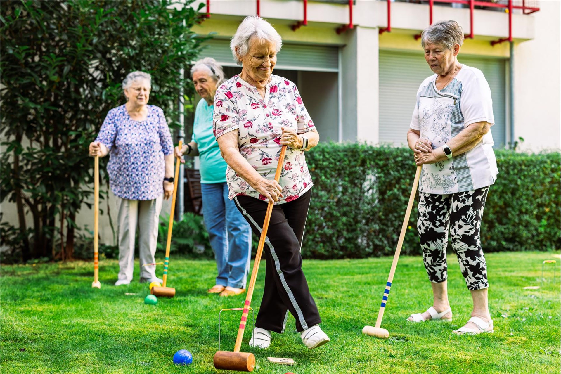 Damen beim Krocket spielen