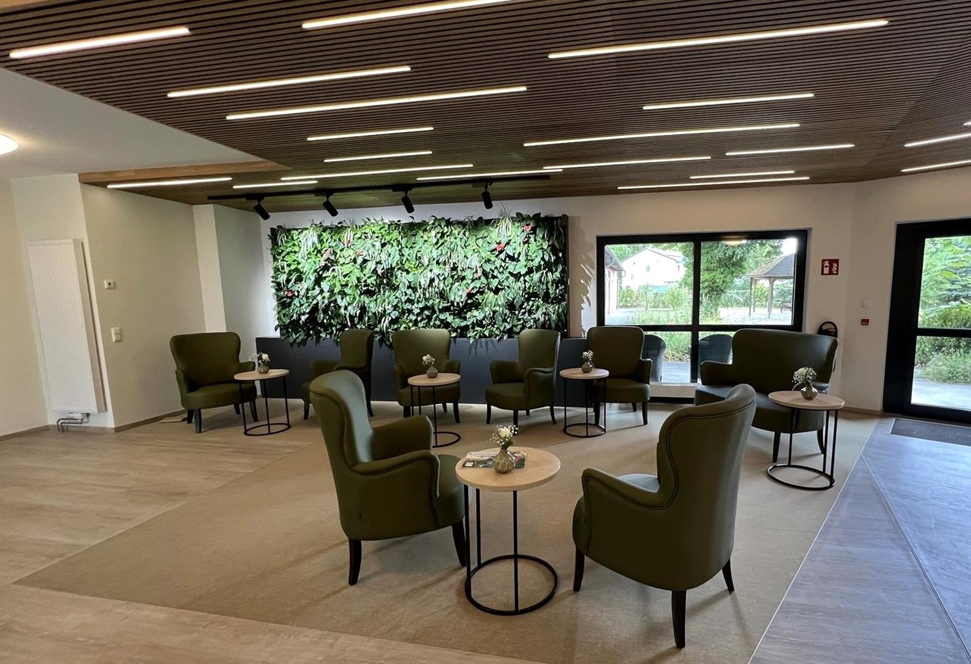 Foyer Sophie von Brabant mit Sitzgruppen und Greenwall.
